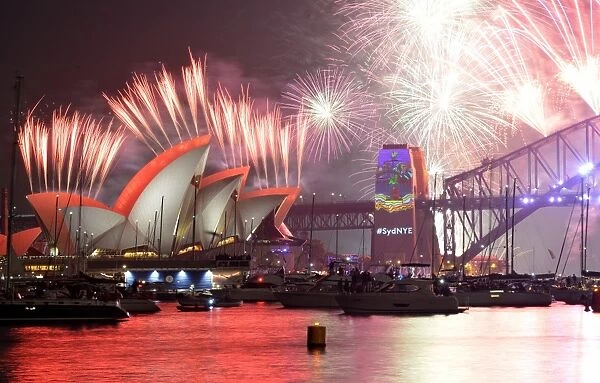 Australia-New-Year. Fireworks erupt over Sydney's iconic Harbour Bridge