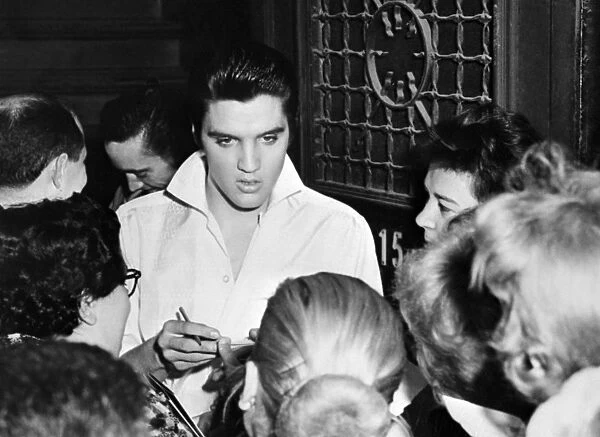 Bio Elvis Presley. Rock'n roll legend Elvis Presley 