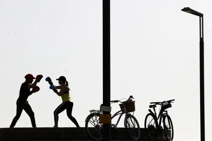 Framed Print : BRITAIN-LIFESTYLE-BOURNEMOUTH-WORKOUT