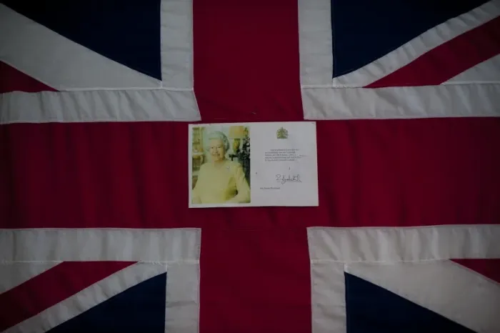 Framed Print : Britain-Royalty-Queen-Flag