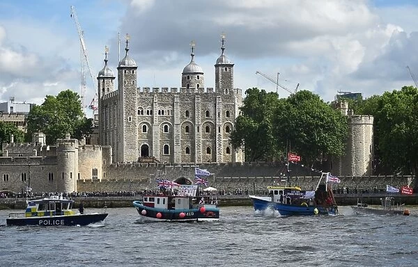 Britain-Tower of London-Boat