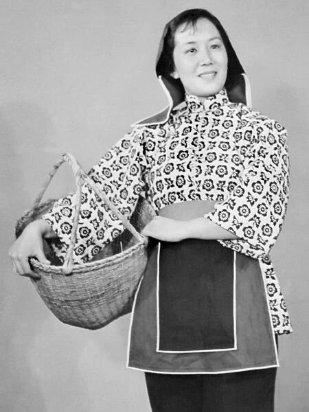 China-Fashion. A Chinese model presents in April 1956 in Beijing an outfit