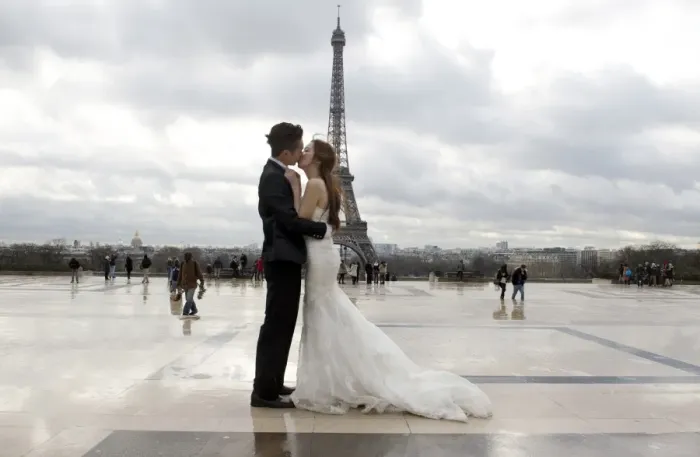 Framed Print : A Chinese maried couple kisses each other in front of the Eiffel tower on February 25