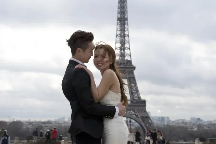 Framed Print : A Chinese maried couple pose in front of the Eiffel tower on February 25, 2014, in Paris Framed Print : A Chinese maried couple pose in front of the Eiffel tower on February 25, 2014, in Paris