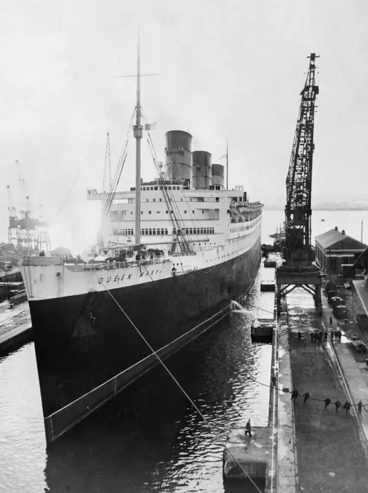 Framed Print : Construction Navale-Queen Mary 2 Framed Print : Construction Navale-Queen Mary 2