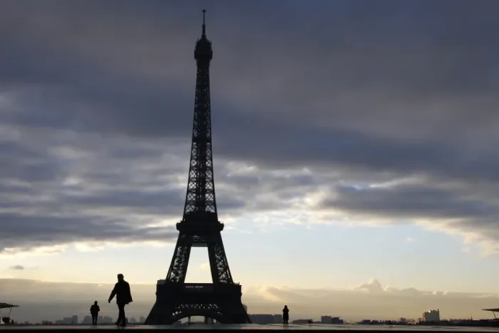 Framed Print : Eiffel Tower Early Morning During Sunrise