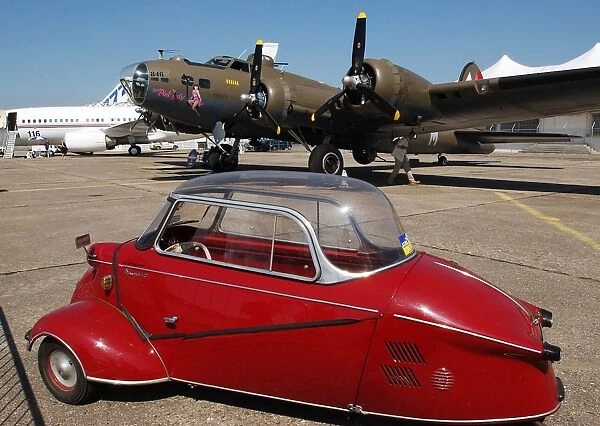 France-Bourget. de vieux avions de chasse datant de la Seconde Guerre mondiale