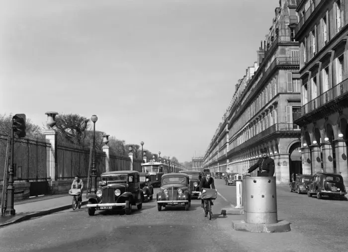 Framed Print : France-Daily Life-Paris Framed Print : France-Daily Life-Paris