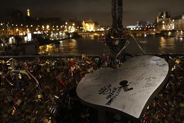 France-Paris-Bridge-Love-Locks