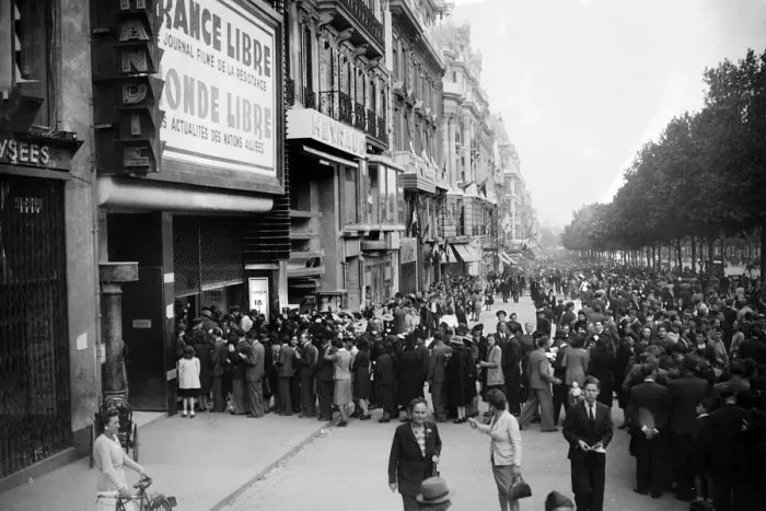 Framed Print : France-Paris-Daily Life-Cinema Framed Print : France-Paris-Daily Life-Cinema
