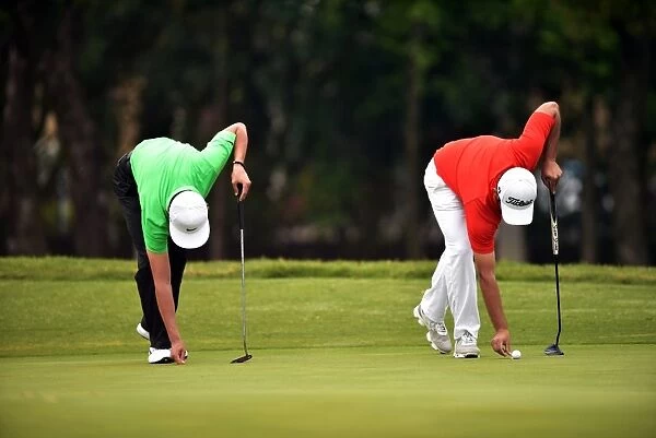 Golf-Epga-Asia-Chn. Golfers mark their balls on the green during the second