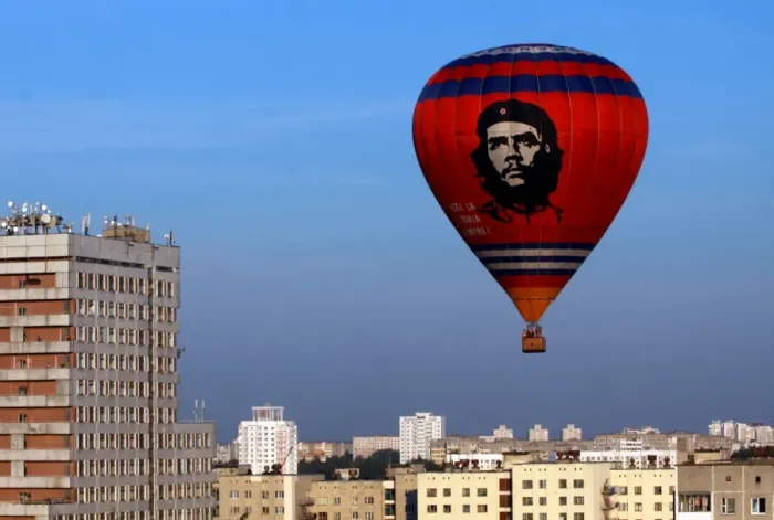 Framed Print : A hot-air balloon showing a portrait of Argentinian Marxist revolutionary Ernesto
