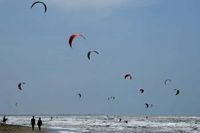 Framed Print : Italy-Surfing-Leisure-Kitesurf