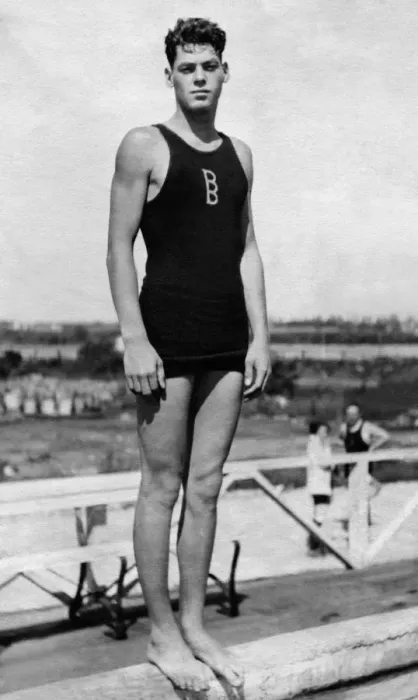 Framed Print : Johnny Weissmuller Standing-up on the Edge of a Swimming-pool Framed Print : Johnny Weissmuller Standing-up on the Edge of a Swimming-pool