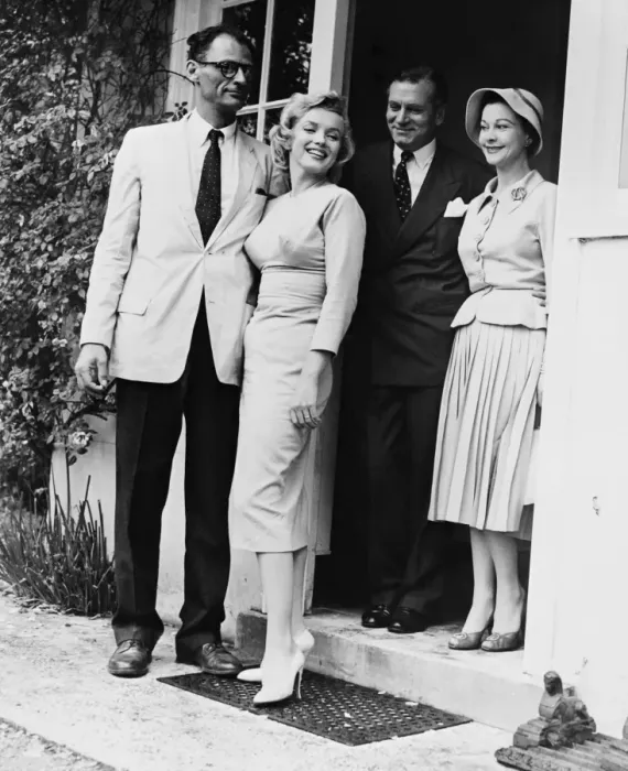 Framed Print : Marilyn Monroe, Arthur Miller, Laurence Olivier and Vivien Leigh