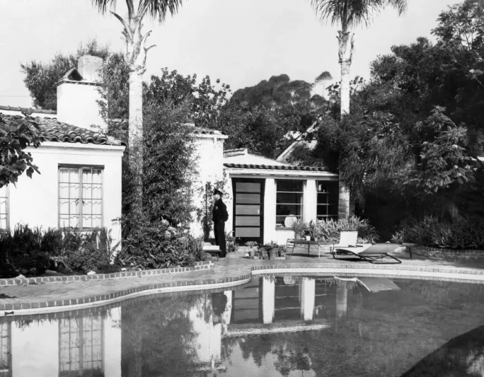Framed Print : Policeman Standing Outside Marilyn Monroes House