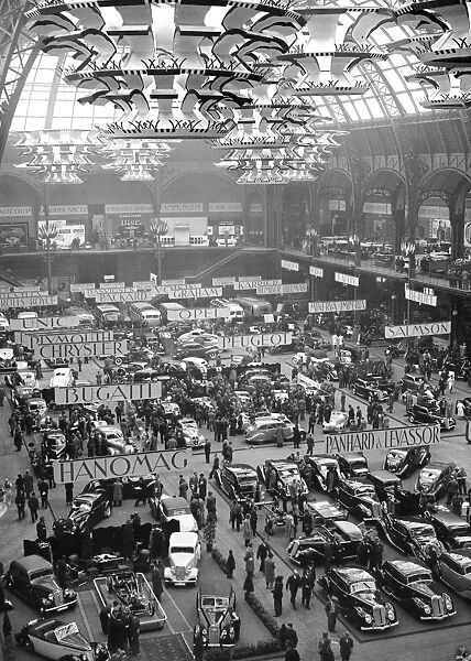 RETRO-AUTO. Vue generale du salon de l'automobile prise en 1938 au Grand-Palais a Paris