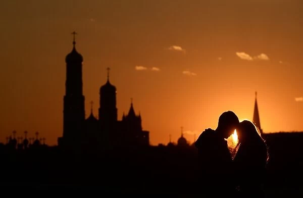 Russia-Sunset-Couple-Love-Silhouette