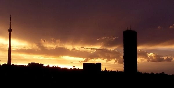Safrica-Sunset. The sun sets against the city skyline