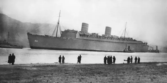 Framed Print : Ship-Queen Elizabeth Framed Print : Ship-Queen Elizabeth