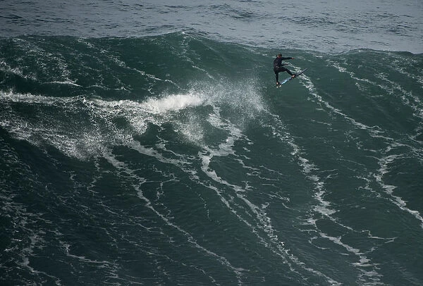 SURFING-POR-BIG-WAVES