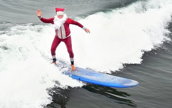 Us-Holiday-Surfing-Santa-Offbeat