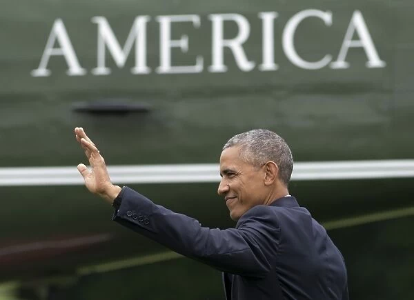Us-Politics-Obama. US President Barack Obama waves as he walks to Marine