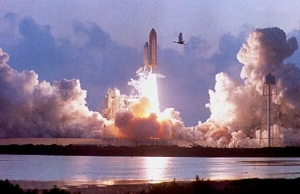 Us-Shuttle Launch. Fla: The Shuttle Endeavour lifts off on its maiden voyage