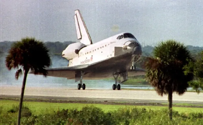 Framed Print : Us-Space Shuttle Lands Framed Print : Us-Space Shuttle Lands