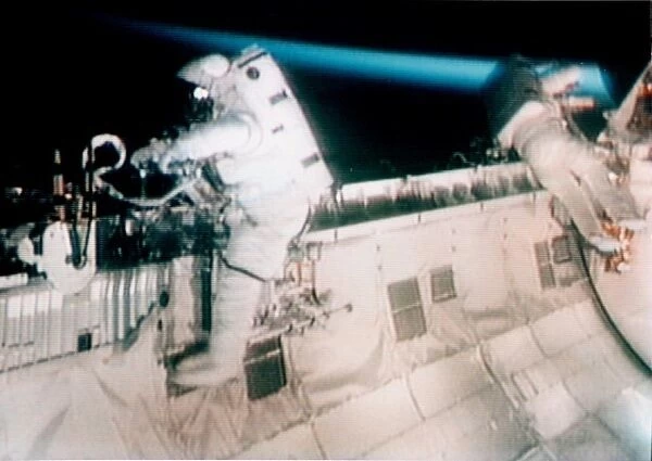 Us-Spacewalk. Shuttle Discovery Astronaut Carl Walz 