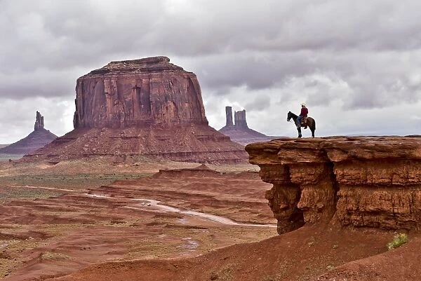 Us-Tourism-Monument Valley-Horse