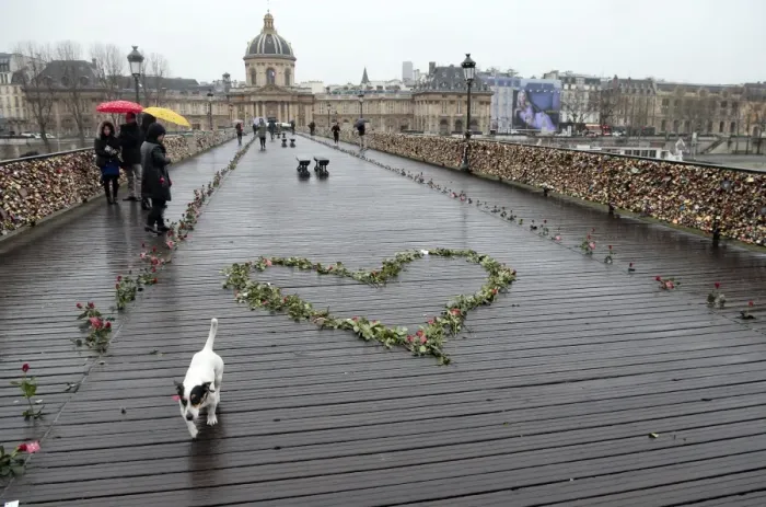 Framed Print : Valentines Day Pont des Arts bridge Framed Print : Valentines Day Pont des Arts bridge
