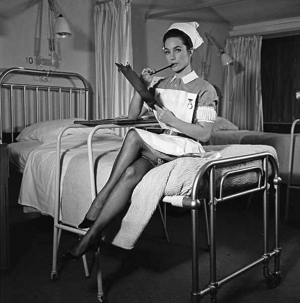 Shirley Anne Field on the set of 'Doctor in Clover'