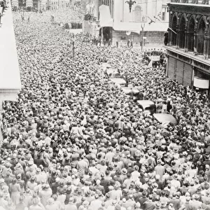 WW II crowds outside The Mansion House, London