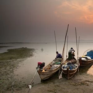 Fisherman prepare to set out, Irrawaddy River, Myanmar (Burma), Asia