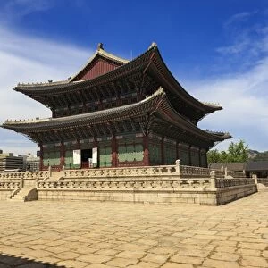 Imperial Throne Hall (Geunjeongjeon) with modern city skyline, Gyeongbokgung Palace