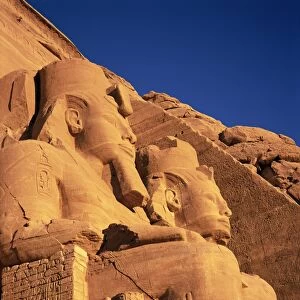 Large carved seated statues of the pharaoh, Temple of Rameses II (Ramasses II)