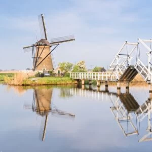 Windmill and sluice on the canal, Kinderdijk, UNESCO World Heritage Site, Molenwaard municipality