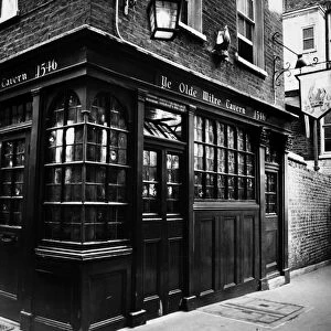 Exterior view of Ye Olde Mitre Tavern in London, England