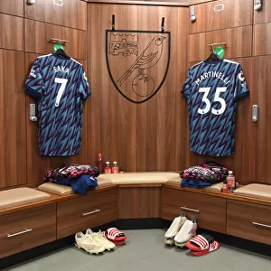Arsenal Changing Room: Saka and Martinelli Prepare for Norwich Clash (Premier League 2021-22)