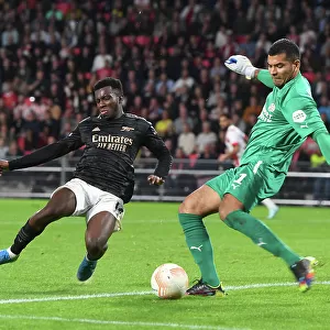 Arsenal's Eddie Nketiah Closes In on PSV Goalkeeper during Europa League Clash