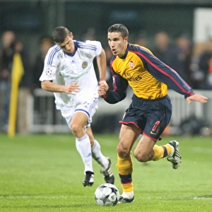 Van Persie vs. Betao: 1:1 Stalemate in Champions League Clash Between Arsenal and Dynamo Kiev