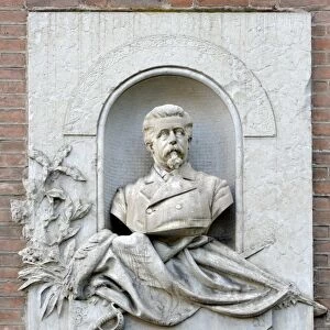 Monument to Benedetto Cairoli, freedom fighter Prime Minister, Piazza Indepenzia, Verona, Veneto, Italy
