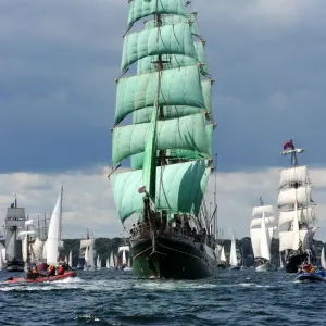 Le vaisseau à voile Alexander von Humboldt (C) appareille le long de la côte de Kiel, en Allemagne du Nord le 25 juin. Le vaisseau à voile Alexander von Humboldt (C) appareille le long de la côte de Kiel, en Allemagne du Nord le 25 juin.