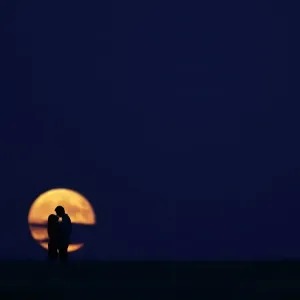 Un couple s'embrasse devant la pleine lune à Burgos le 9 septembre 2014. Un couple s'embrasse devant la pleine lune à Burgos le 9 septembre 2014.