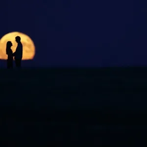 Un couple se tient devant la pleine lune à Burgos le 9 septembre 2014. Un couple se tient devant la pleine lune à Burgos le 9 septembre 2014.