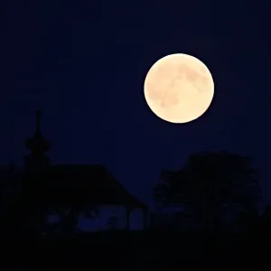 Czech-Supermoon-Offbeat Czech-Supermoon-Offbeat