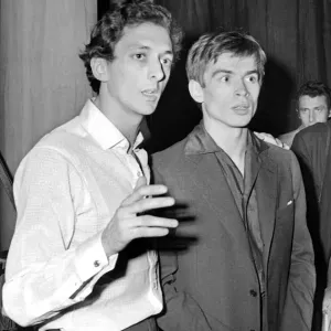 El director del Ballet Internacional de Marqués de Cuevas Sr. Larrain hablando con Rudolf Nureyev. El director del Ballet Internacional de Marqués de Cuevas Sr. Larrain hablando con Rudolf Nureyev.