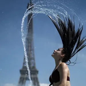 La Tour Eiffel-France-femme-eau-cheveux.