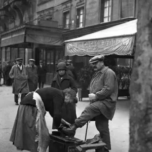 France-Feature-Shoeshiner